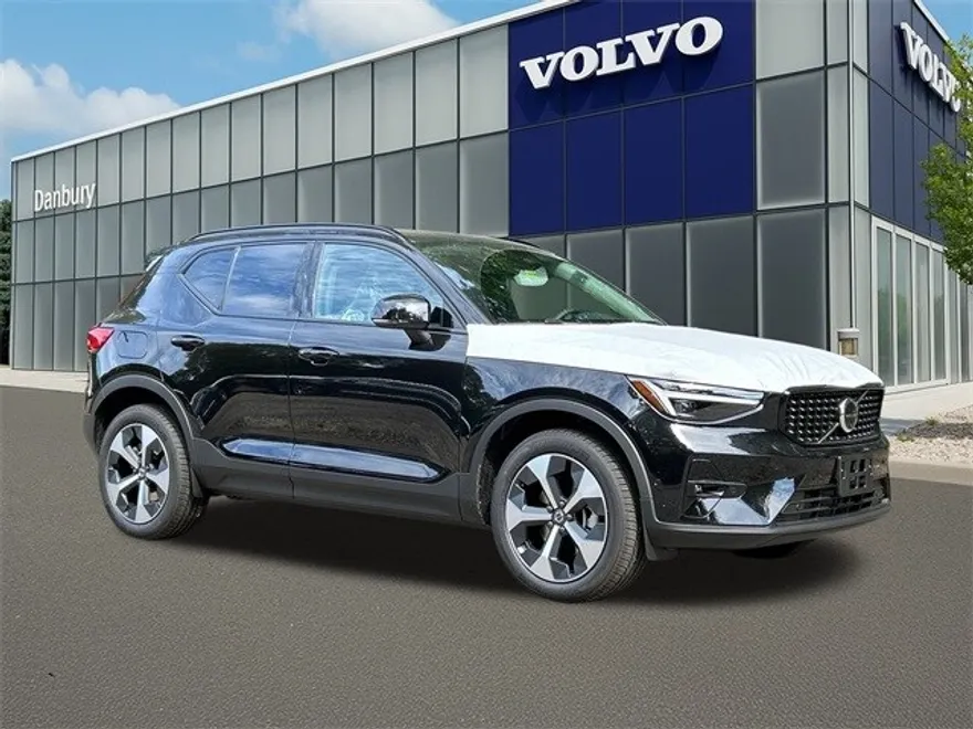 2026 Volvo XC40 Plus photo 1