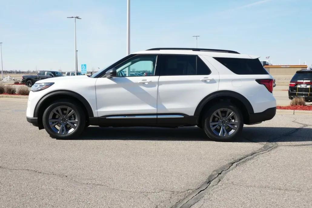 2025 Ford Explorer photo 1