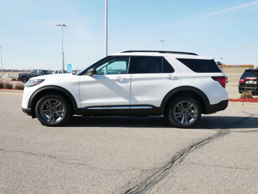 2025 Ford Explorer photo 1