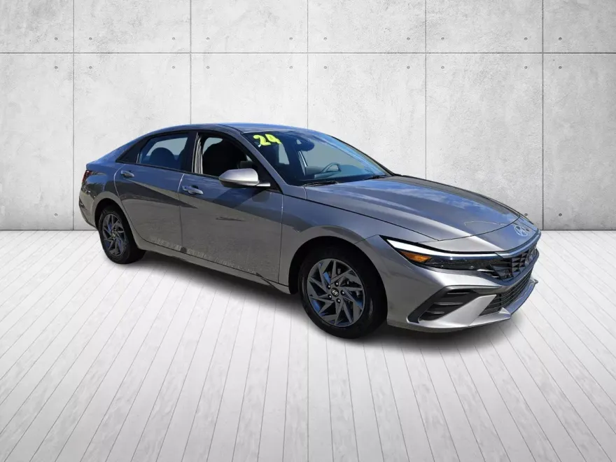 2024 Hyundai Elantra SEL photo 1
