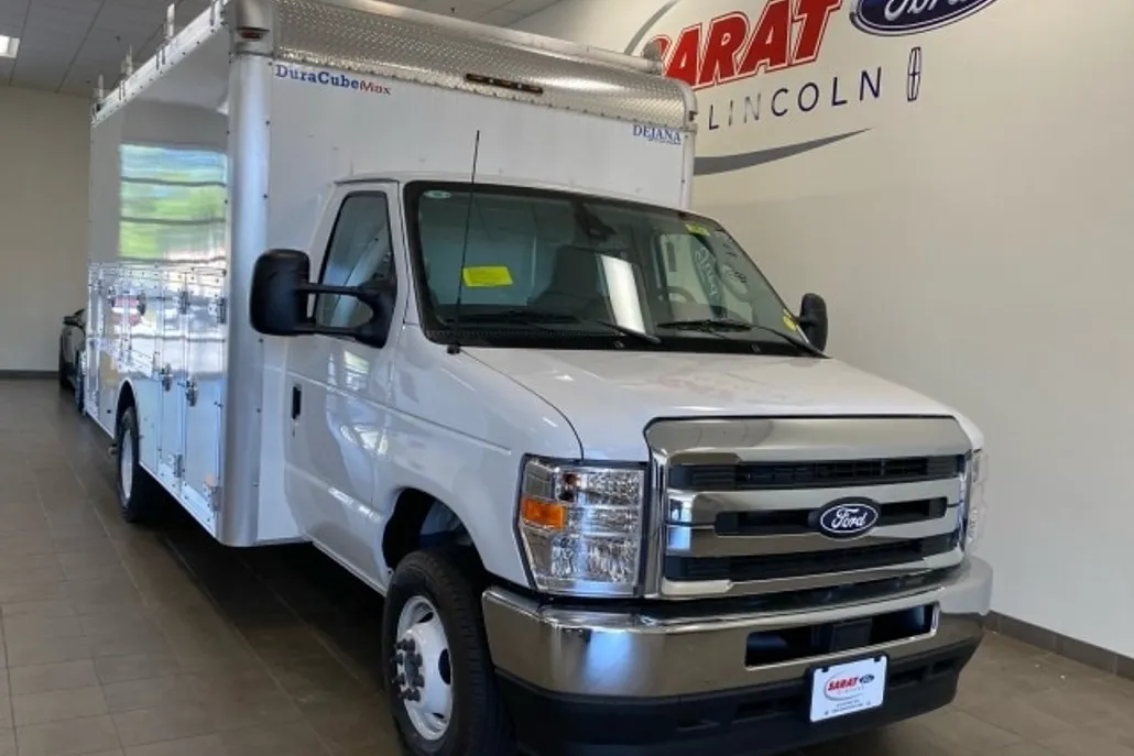 2026 Ford E-450 Cutaway DRW photo 1