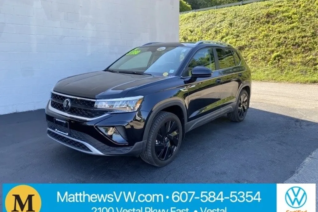 2024 Volkswagen Taos SE photo 1