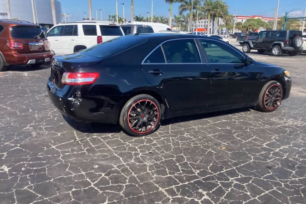 2011 Toyota Camry LE photo 1