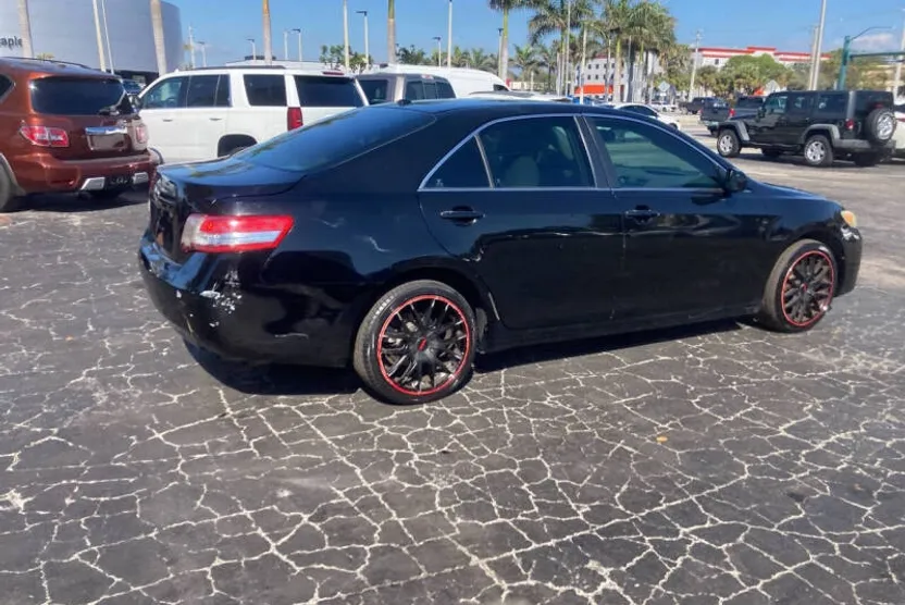 2011 Toyota Camry LE photo 1