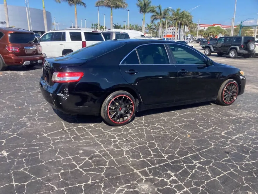 2011 Toyota Camry LE photo 1