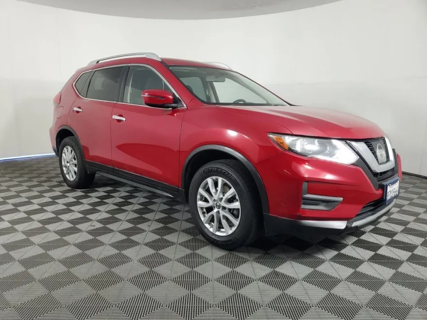 2017 Nissan Rogue SV photo 1