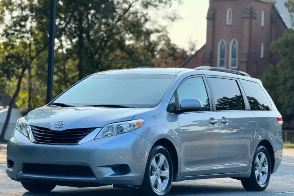2011 Toyota Sienna LE photo 1