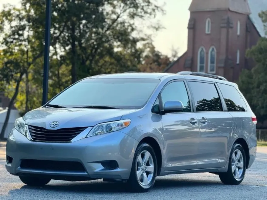 2011 Toyota Sienna LE photo 1
