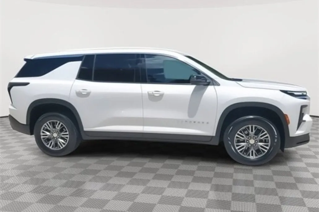 2024 Chevrolet Traverse LS photo 1