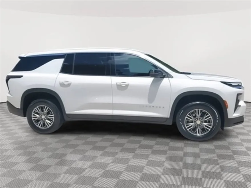 2024 Chevrolet Traverse LS photo 1
