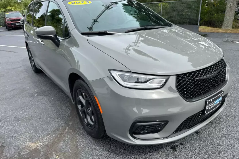 2023 Chrysler Pacifica Hybrid Touring L photo 1