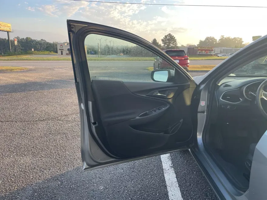 2024 Chevrolet Malibu 1LT photo 1
