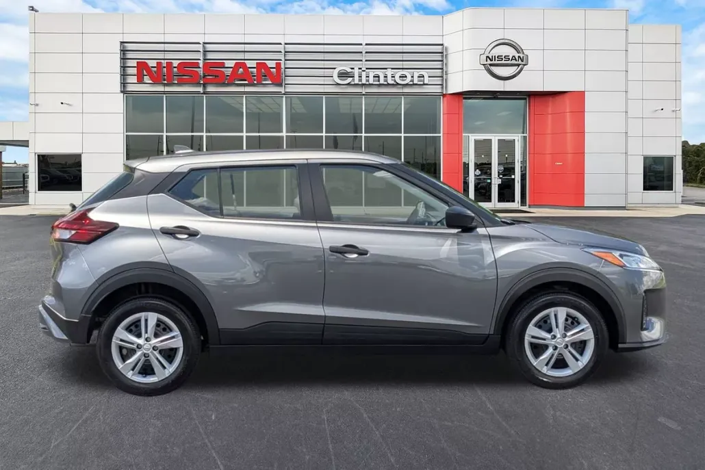 2025 Nissan Kicks Play S photo 1