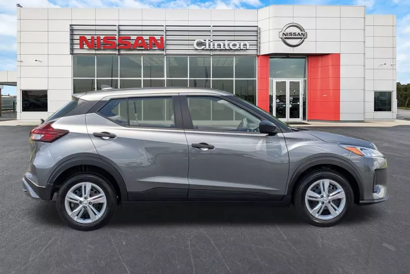 2025 Nissan Kicks Play S photo 1