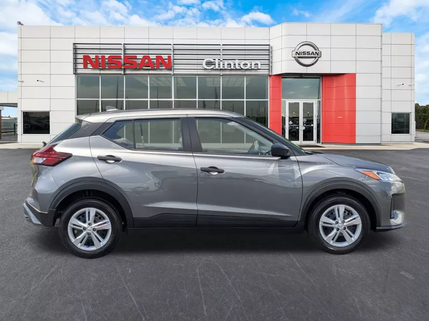 2025 Nissan Kicks Play S photo 1