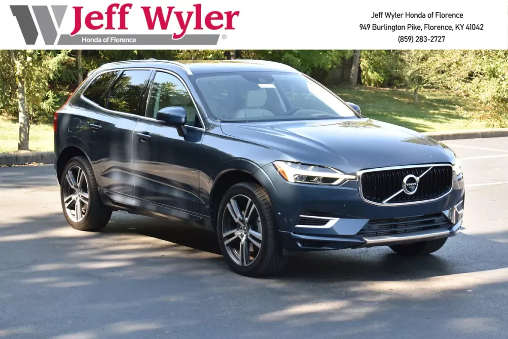 2019 Volvo XC60 Hybrid T8 Momentum photo 1