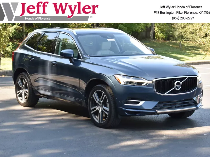 2019 Volvo XC60 Hybrid T8 Momentum photo 1