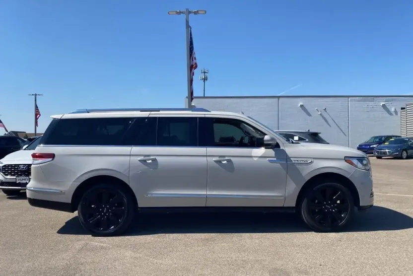 2023 Lincoln Navigator L Reserve photo 1