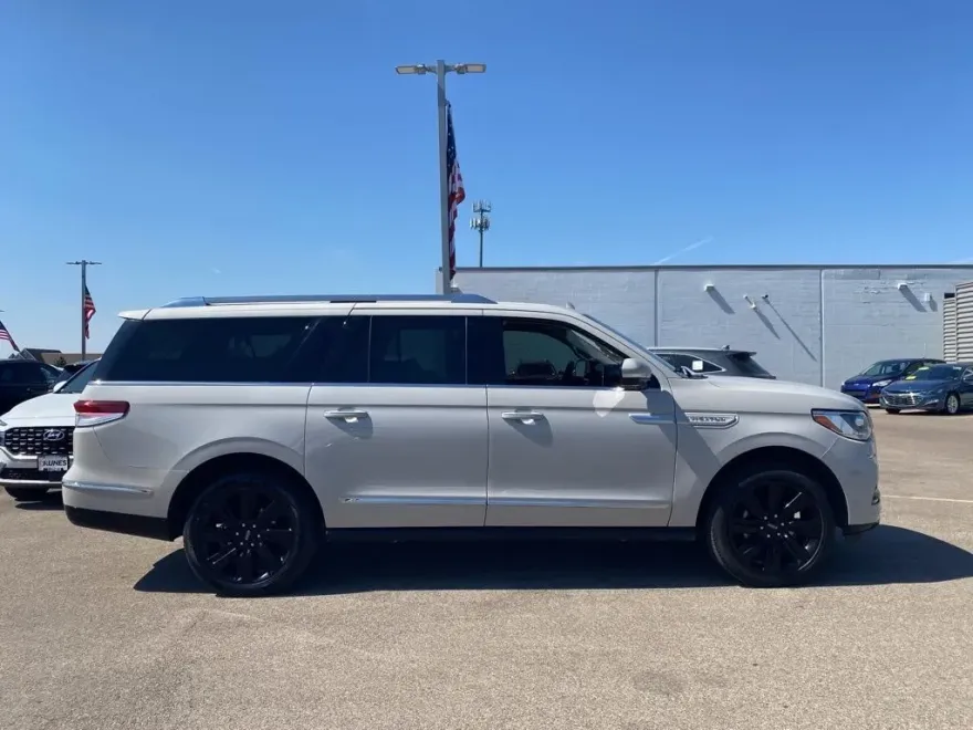 2023 Lincoln Navigator L Reserve photo 1
