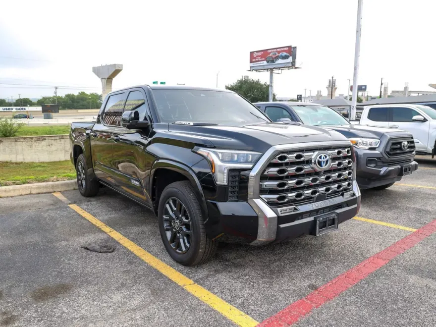 2024 Toyota Tundra Platinum photo 1