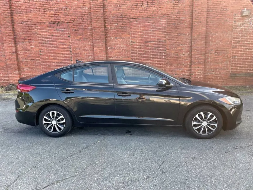 2017 Hyundai Elantra SE photo 1