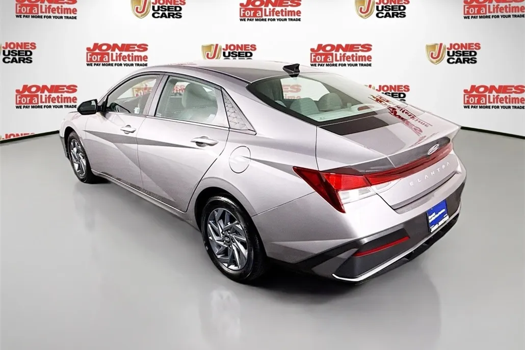 2024 Hyundai Elantra SEL photo 1