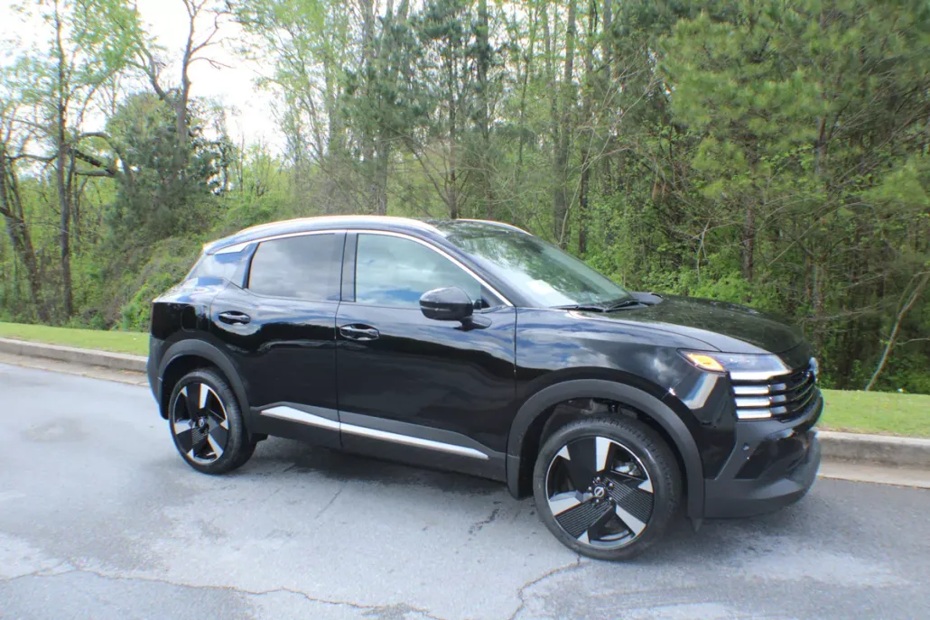 2025 Nissan Kicks SR photo 1