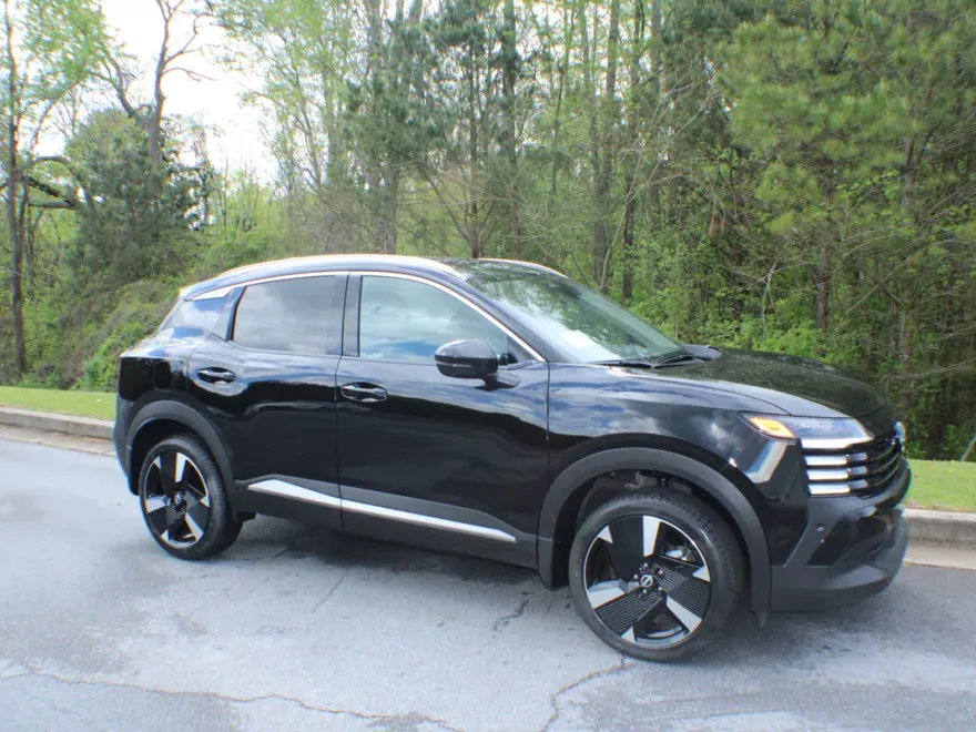 2025 Nissan Kicks SR photo 1