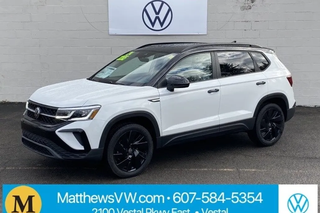 2024 Volkswagen Taos SE photo 1