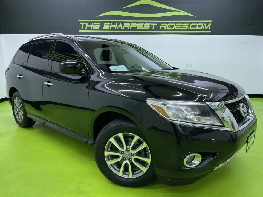 2016 Nissan Pathfinder SV photo 1