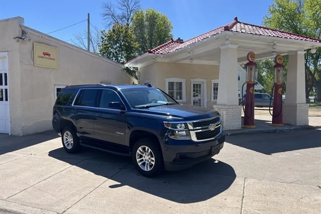 2017 Chevrolet Tahoe LT photo 1
