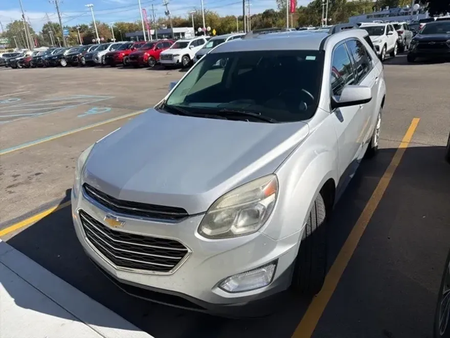 2017 Chevrolet Equinox LT photo 1