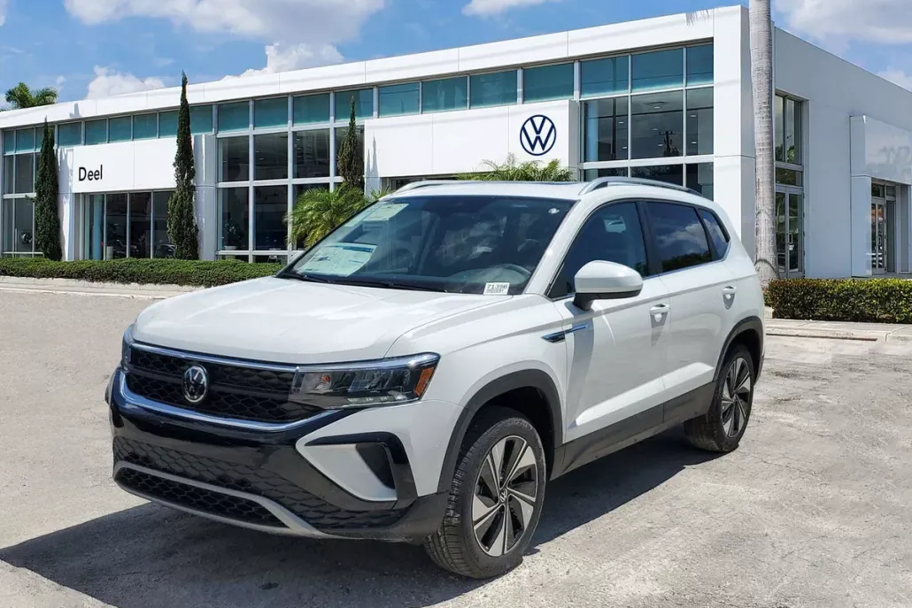 2024 Volkswagen Taos SE photo 1