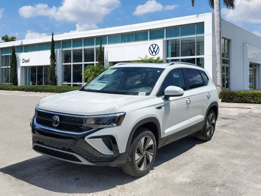 2024 Volkswagen Taos SE photo 1