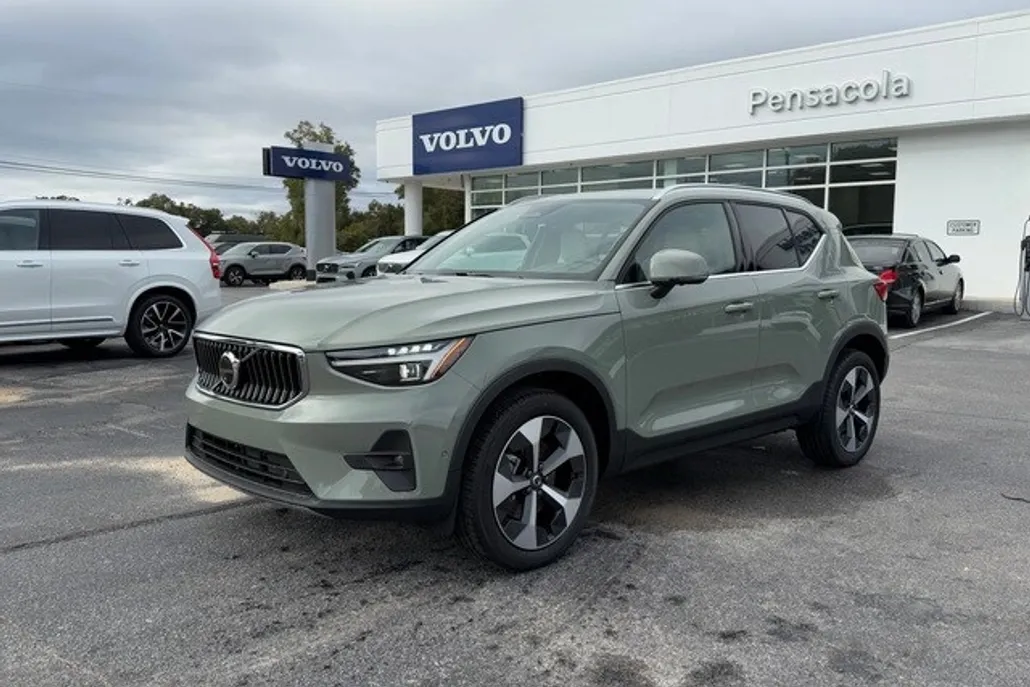 2025 Volvo XC40 Plus photo 1