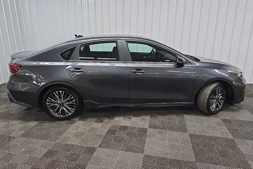 2022 Kia Forte GT-Line photo 1