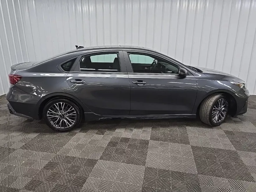 2022 Kia Forte GT-Line photo 1