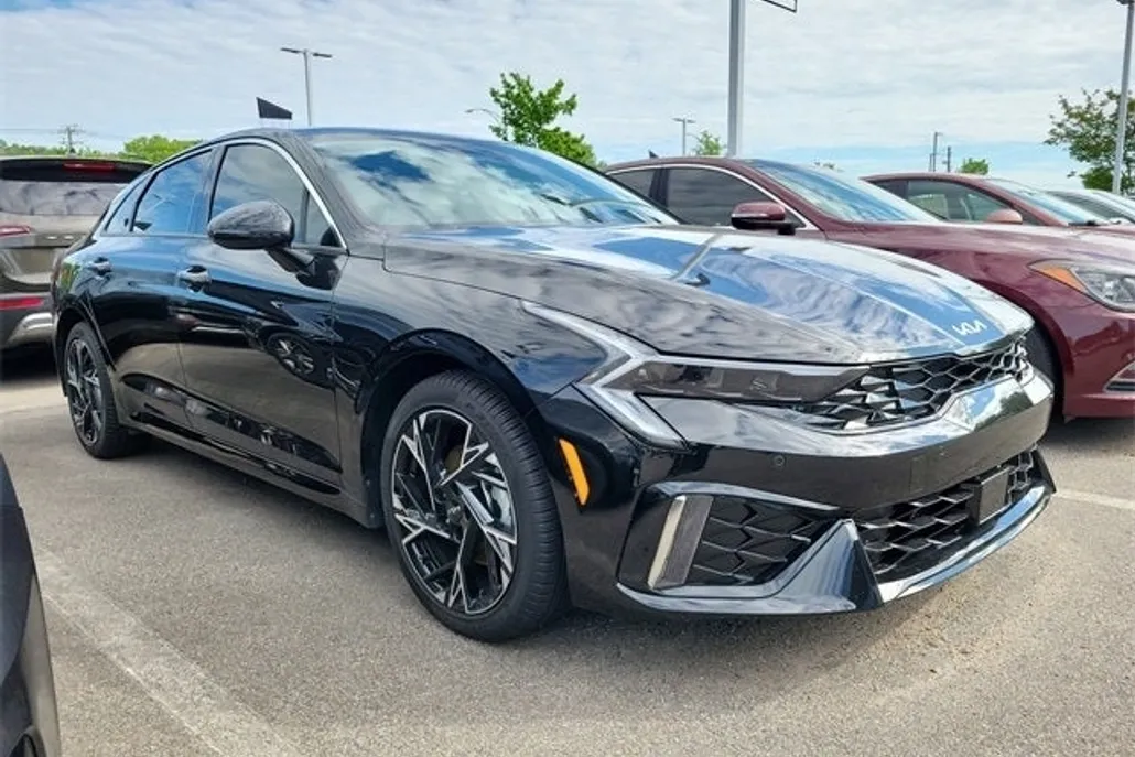 2025 Kia K5 GT-Line photo 1
