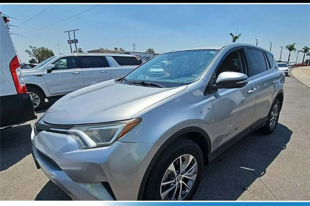 2018 Toyota RAV4 LE photo 1