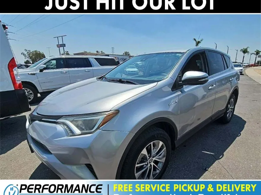 2018 Toyota RAV4 LE photo 1