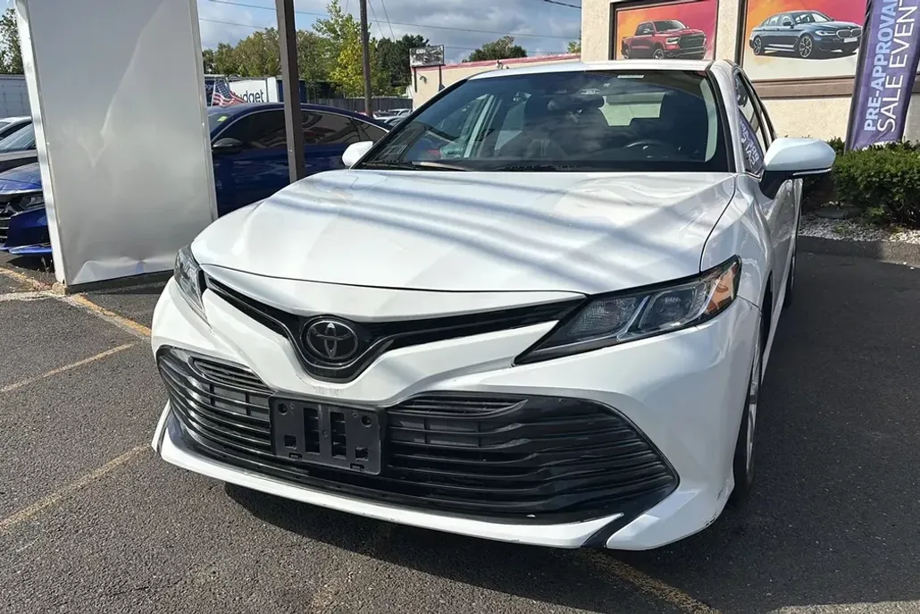 2020 Toyota Camry LE photo 1