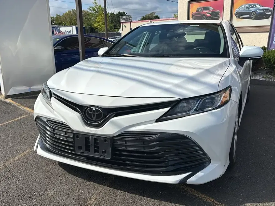 2020 Toyota Camry LE photo 1