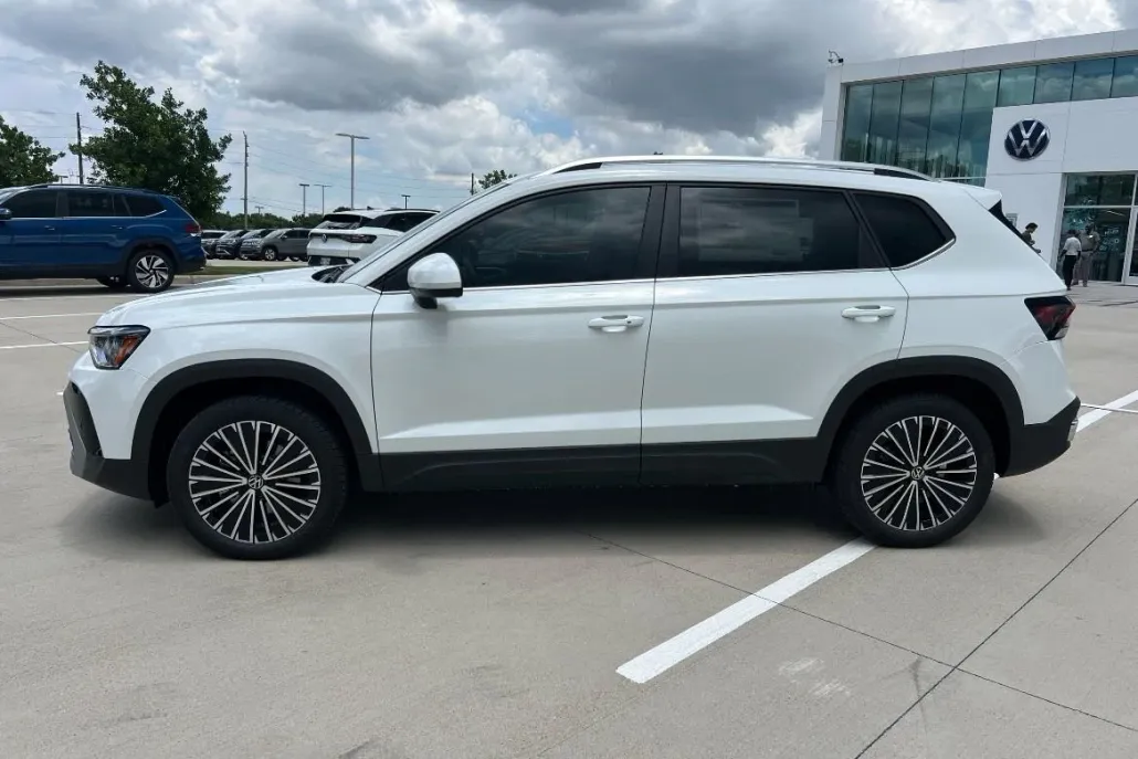 2025 Volkswagen Taos SE photo 1