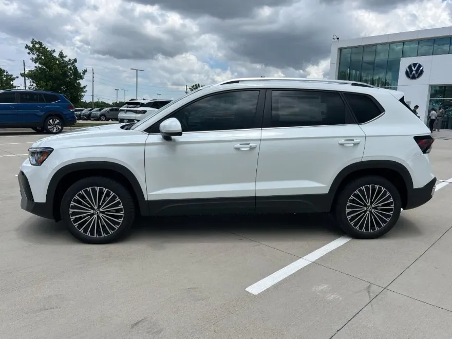 2025 Volkswagen Taos SE photo 1
