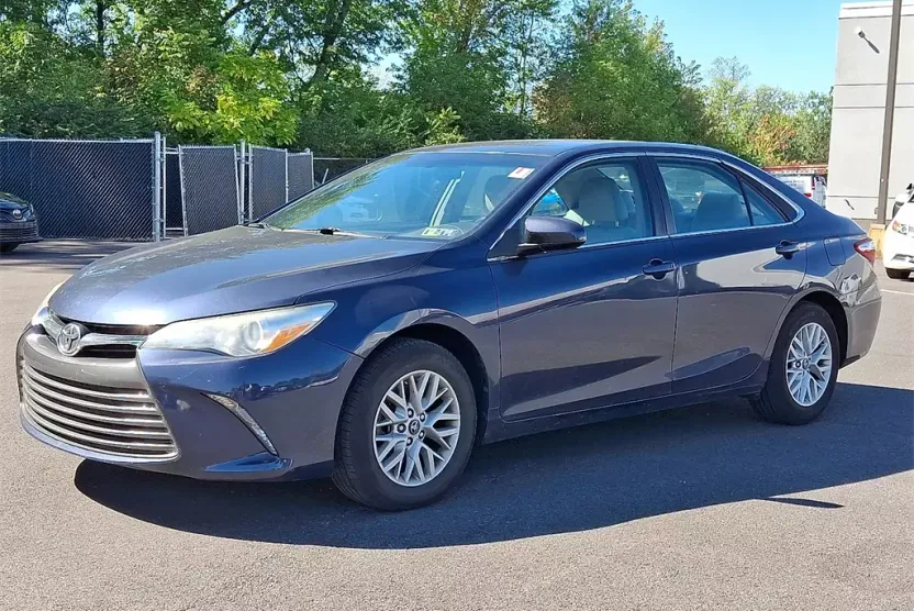2016 Toyota Camry LE photo 1