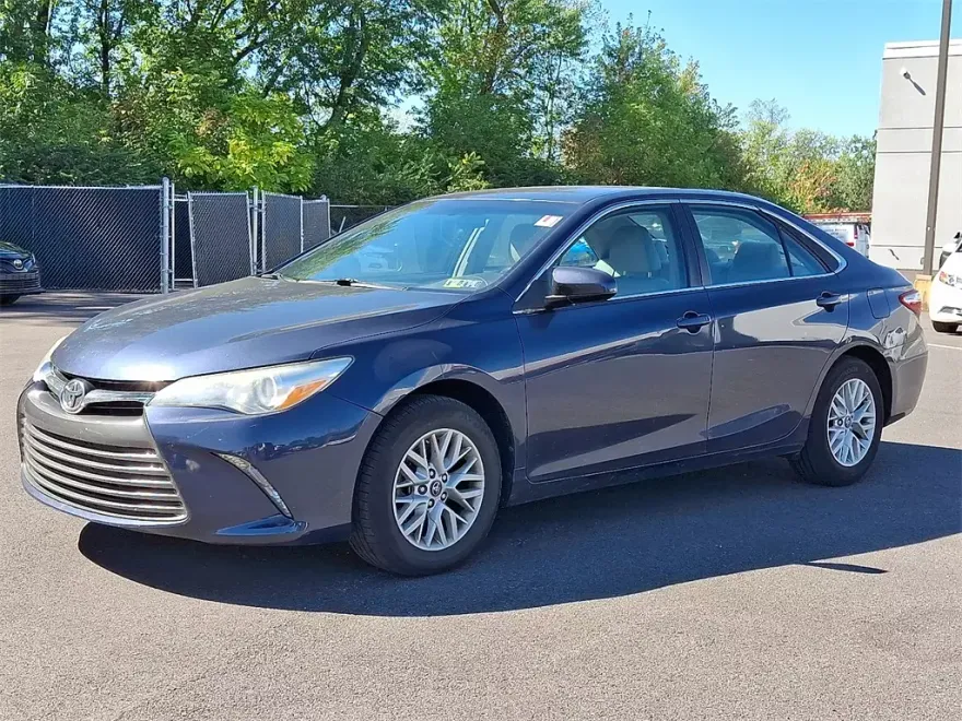 2016 Toyota Camry LE photo 1