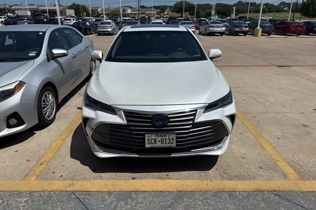 2021 Toyota Avalon Hybrid Limited photo 1