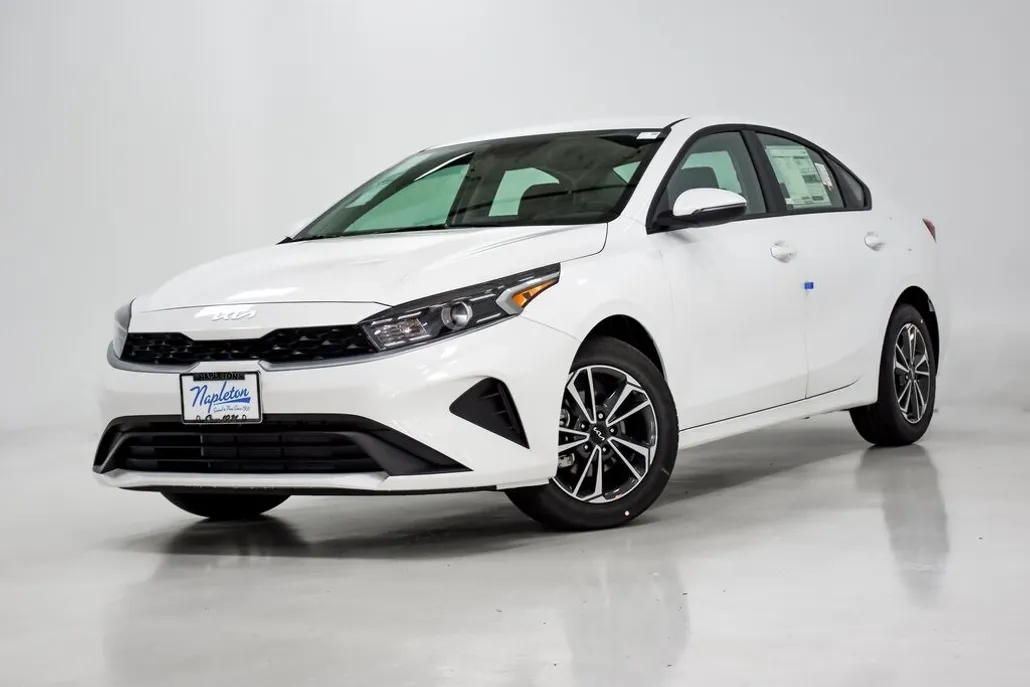 2023 Kia Forte LXS photo 1