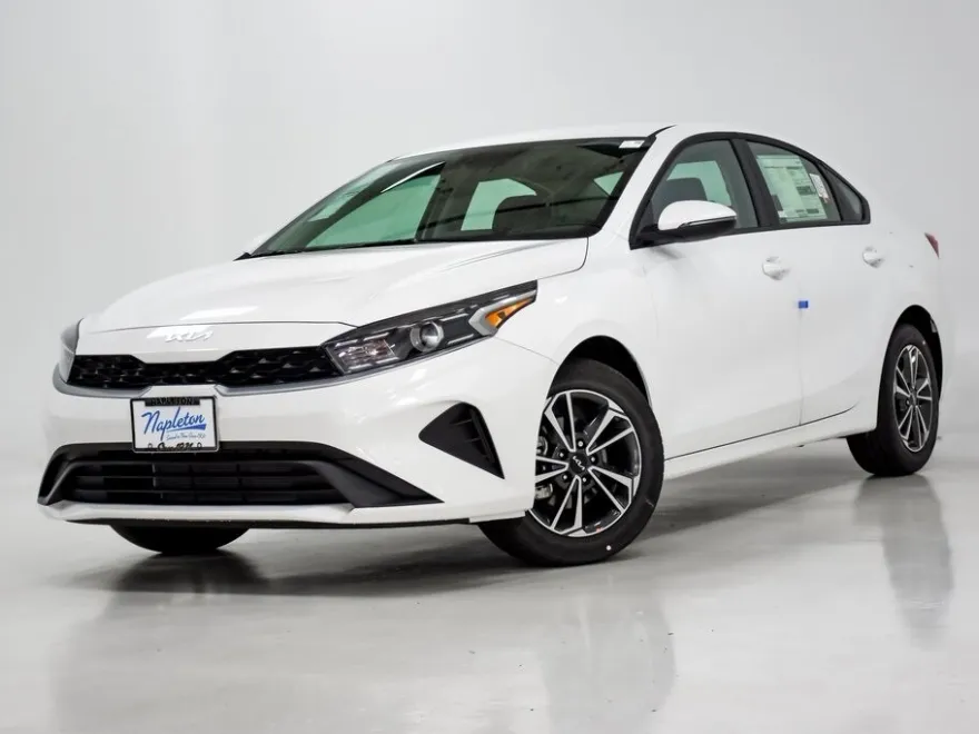 2023 Kia Forte LXS photo 1