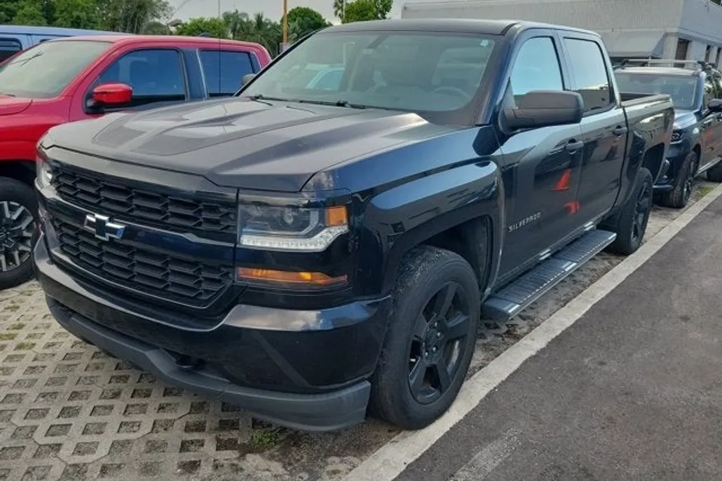 2018 Chevrolet Silverado 1500 Custom photo 1
